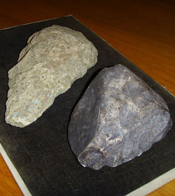 Réplica de una herramienta de la industria Olduvayense de 1.8 millones de años (derecha). A su izquierda, una réplica de una industria lítica un tanto más “moderna”, conocida como Achelense. Imagen de Gerbil.