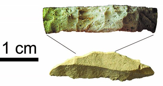 Microlitos como el de la imagen, proveniente de Pinnacle Point Sitio 5-6, fueron probablemente utilizados insertándolos como puntas de armas. La parte superior de la hoja de piedra tiene marcas muy finas que sugieren que ya había perdido su filo. Habría sido pegada a un mango. Fotos de Ben Schoville.